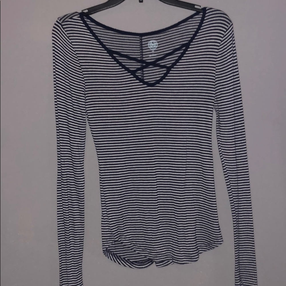 Criss cross v neck